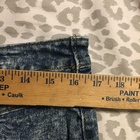 Refuge High Rise Acid Wash Denim Shorts - Picture 4 of 6